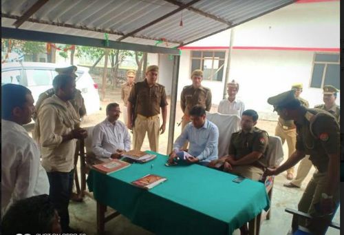 गोंडा करनैलगंज थाना दिवस पर डीएम नितिन बंसल व एसपी आर के नैयर ने कोतवाली करनैलगंज का औचक निरीक्षण कर सुनी समस्याएं।