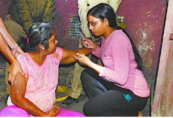 पूर्व एसडीएम के घर से आ रही थी बदबू, दरवाजा खोला तो पैरों तले खिसक गई जमीन