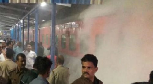 लखनऊ मेल के AC कोच में लगी आग, बोगी से कूदकर यात्रियों ने बचाई जान, चारों तरफ मचा हड़कप !