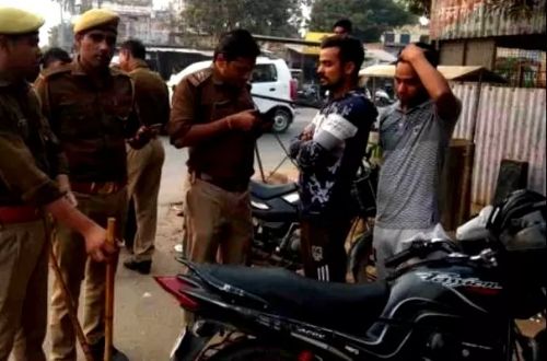 हाथरस वरिष्ठ अधिकारी की बात काट कर दारोगा ने काटा बीजेपी नेता का चालान, कहा-अमीर गरीब सबके लिए एक जैसा है कानून।  
