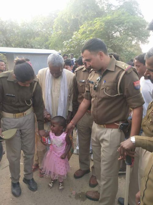 बलरामपुर उतरौला तहसील मेले में बिछड़ी बच्ची को उतरौला पुलिस ने अथक प्रयास कर परिवार से मिलवाया। रिपोर्ट :- पंकज कुमार सिंह।