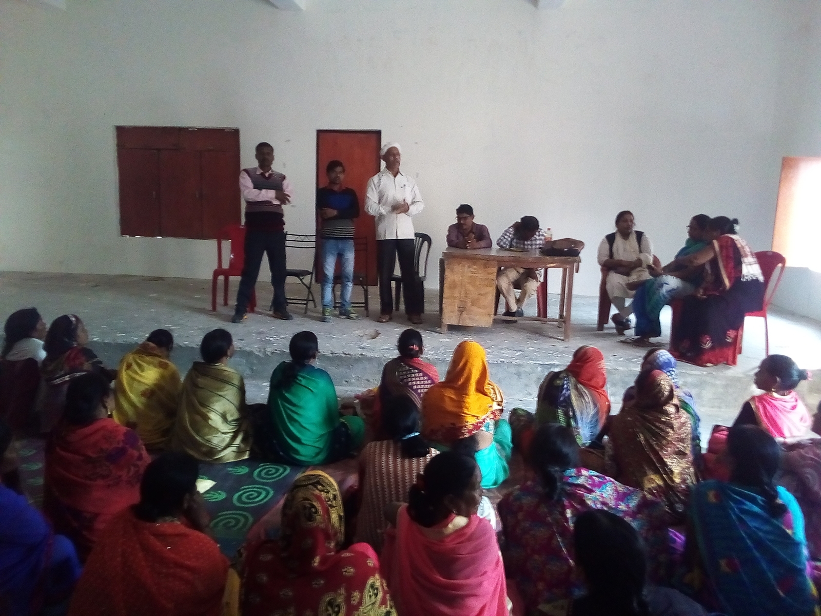 आज दिनांक 22/ 11/ 2019 को ब्लॉक परिसर तेजवापुर में सभी संगठनों का संयुक्त रूप से बैठक  की गई बैठक में तेजवापुर की सैकड़ों आंगनबाड़ी कार्यकत्री  एवं सहायिका उपस्