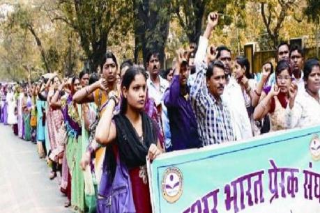 उत्तर प्रदेश में तैनात करीब एक लाख शिक्षा प्रेरक 1 अक्टूबर से बेरोजगार हो जाएंगे. 