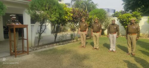 पुलिस उपमहानिरीक्षक देवीपाटन परिक्षेत्र डा0 राकेश सिंह* द्वारा शिविर कार्यालय में पुलिस झंडा दिवस के पावन अवसर पर सर्वप्रथम पुलिस ध्वज को फहरा कर सलाम