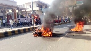 दो बाइक आपस में भिड़ी बाइक दोनों में लगी आग ,,,,,