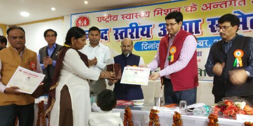 स्वास्थ्य विभाग व स्वस्थ समाज की रीढ़ हैं आशा: जिलाधिकारी प्रत्येक ब्लॉक की तीन-तीन आशाओं व संगिनी को किया गया सम्मानित स्वस्थ समाज में आशा की भूमिका अहम