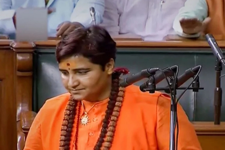 साध्वी प्रज्ञा पर गिरी गाज, रक्षा मंत्रालय की कमिटी से दिखाया गया बाहर का रास्ता