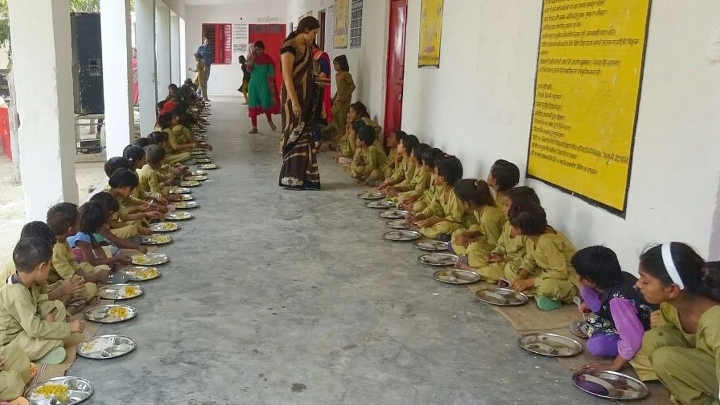 यूपी: मिड-डे मील निजी हाथों में देगी योगी सरकार, जारी किया जाएगा ग्लोबल टेंडर
