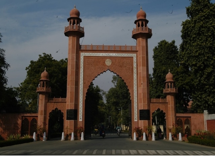 अलीगढ़ मुस्लिम यूनिवर्सिटी प्रशासन ने छात्रों से हॉस्टल खाली करने को कहा, पूरे प्रदेश में धारा 144 लागू