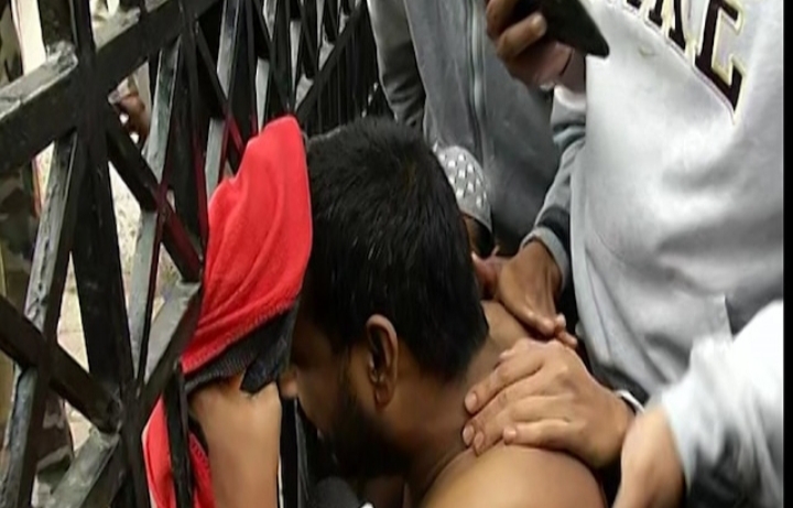 जामिया में शर्टलेस प्रदर्शन कर रहे छात्र ने मानी लोगों की अपील, ओढ़ा कंबल