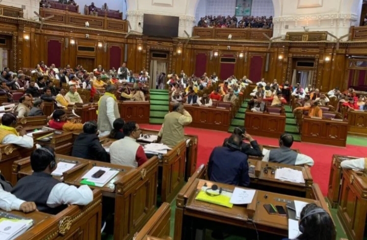 अपनी ही सरकार पर उत्पीड़न का आरोप लगाते हुए धरने पर बैठे भाजपा विधायक, विपक्ष भी समर्थन में
