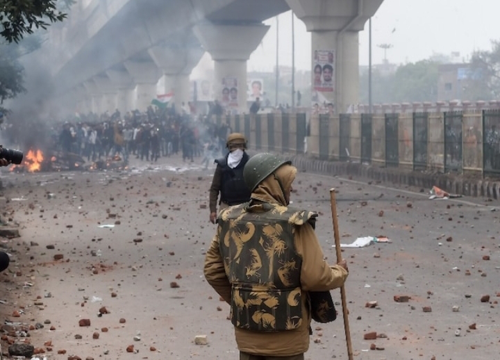 लखनऊ में नागरिकता कानून के खिलाफ हिंसक प्रदर्शन, थाने में लगाई आग, गाड़ियों को भी फूंका