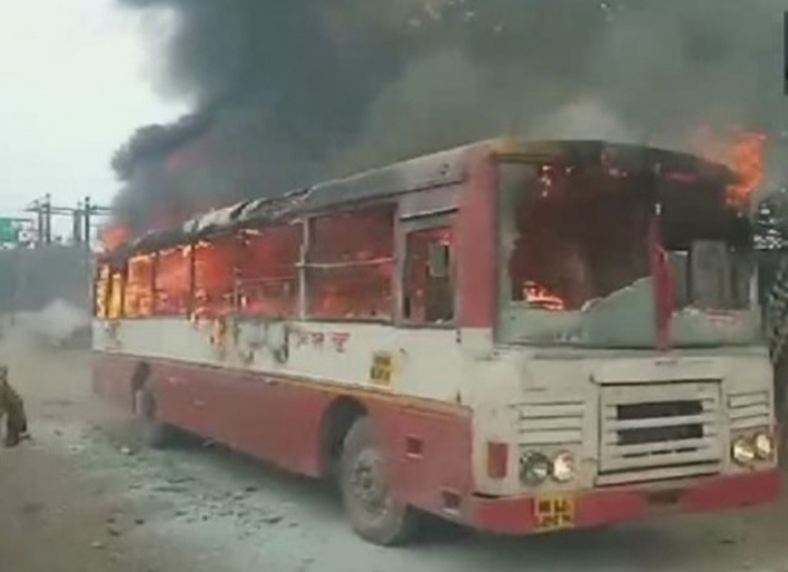 यूपी में हिंसा में 6 लोगों की मौत, मेरठ में पुलिस थाने में लगाई आग, कल शाम पांच बजे तक इंटरनेट बंद