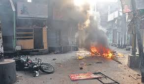 फिर भड़की हिंसा : रामपुर में एक की मौत, पुलिस जीप समेत कई गाड़ियां फूंकी