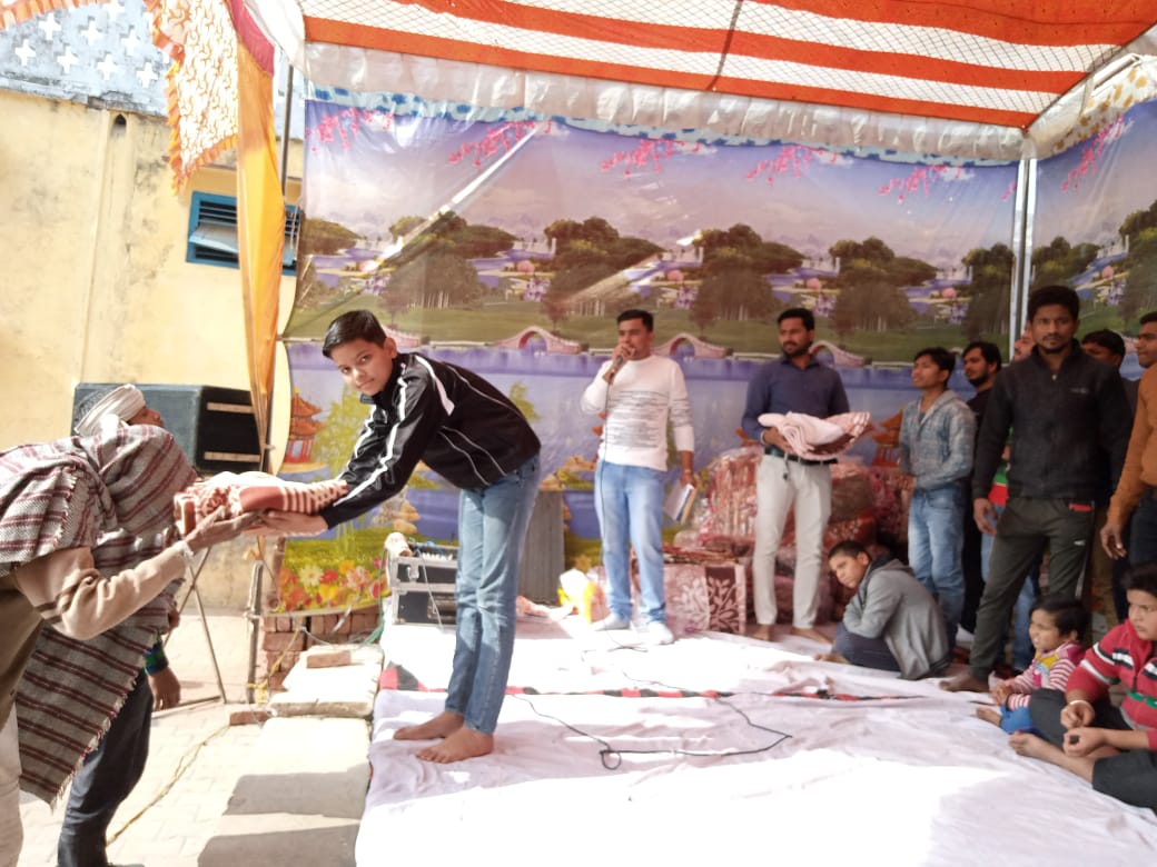 श्री राधे-राधे ग्वाल बाल मंडल सोनई द्वारा एक अनूठी पहल सर्दी में ठिठुरते हुए असहाय लोगों को बांटे कंबल