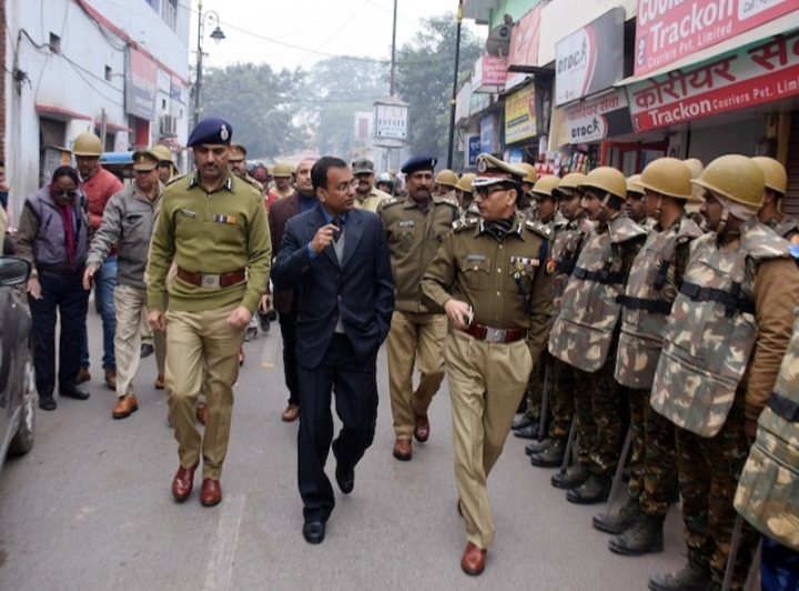 जुमे की नमाज को लेकर यूपी में सुरक्षा व्यवस्था चौकस, जगह-जगह पुलिस का फ्लैग मार्च