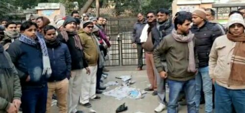 वंही जनपद बहराइच के 22 लेखपालों पर हो चुकी है कार्यवाही जिनमे 2 महिलाएं भी शामिलधरना स्थल पर लगा ताला लेखपालों ने रोड किनारे बैठ धरने को दिया अंजाम ।।।।नस