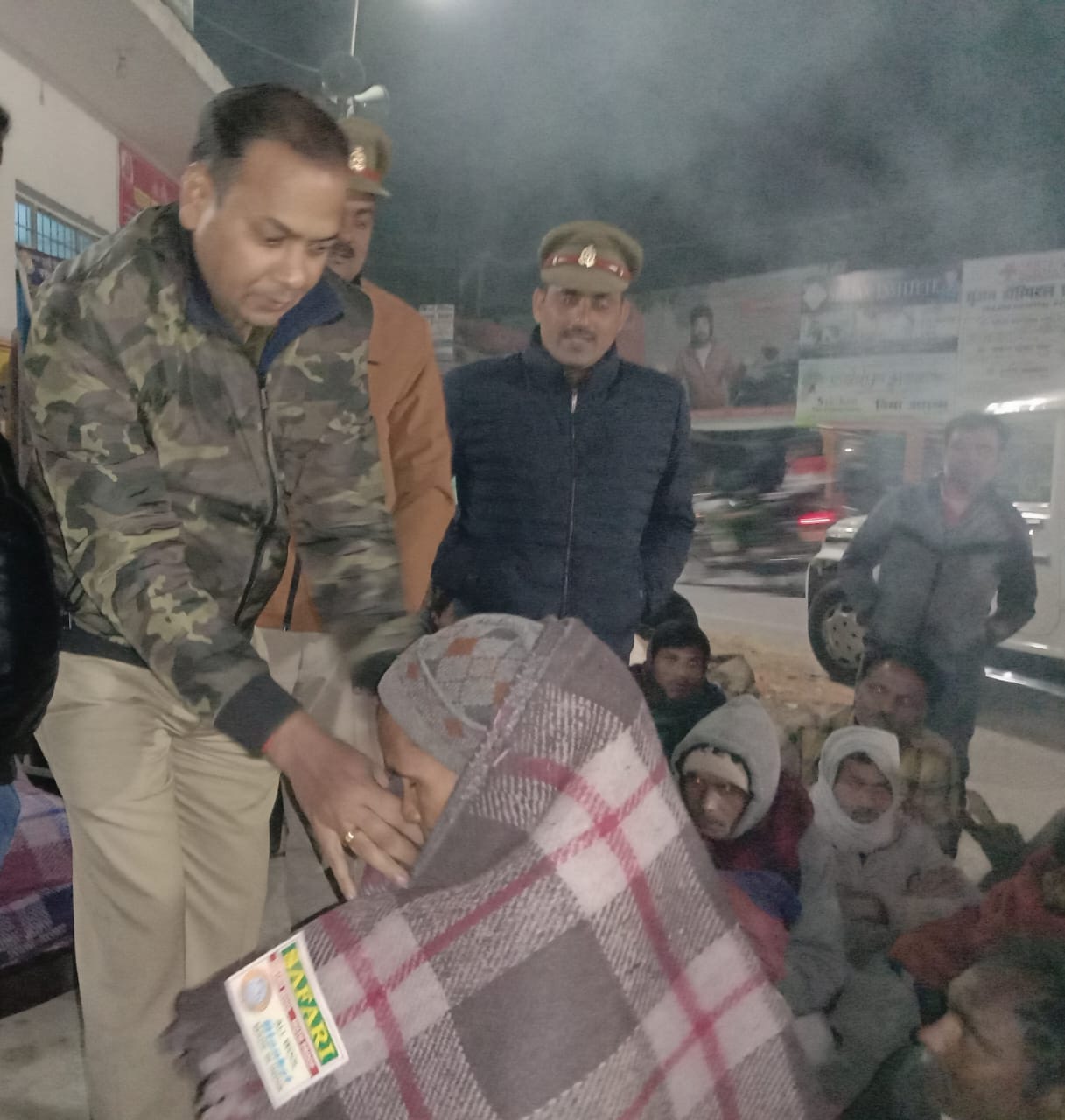 हाड़कपाऊ कड़ाके की ठंड में सीओ सिटी विजय आनंद ने गरीबो को बाटे कम्बल