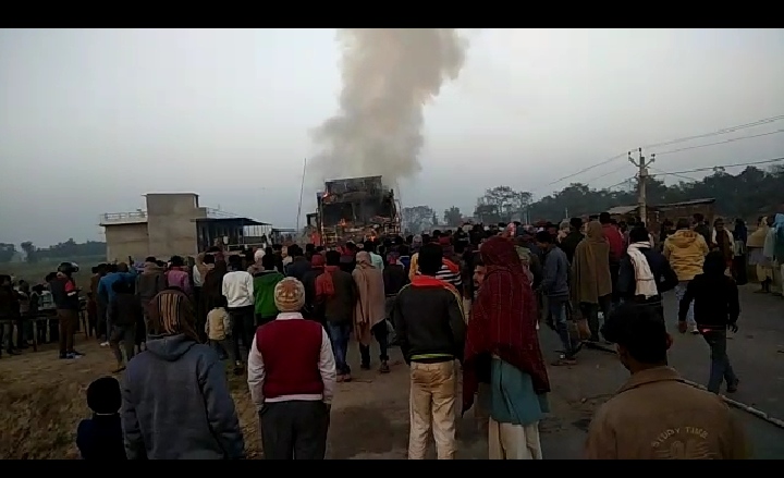  अचानक लगी ट्रक में भीषण आग।
