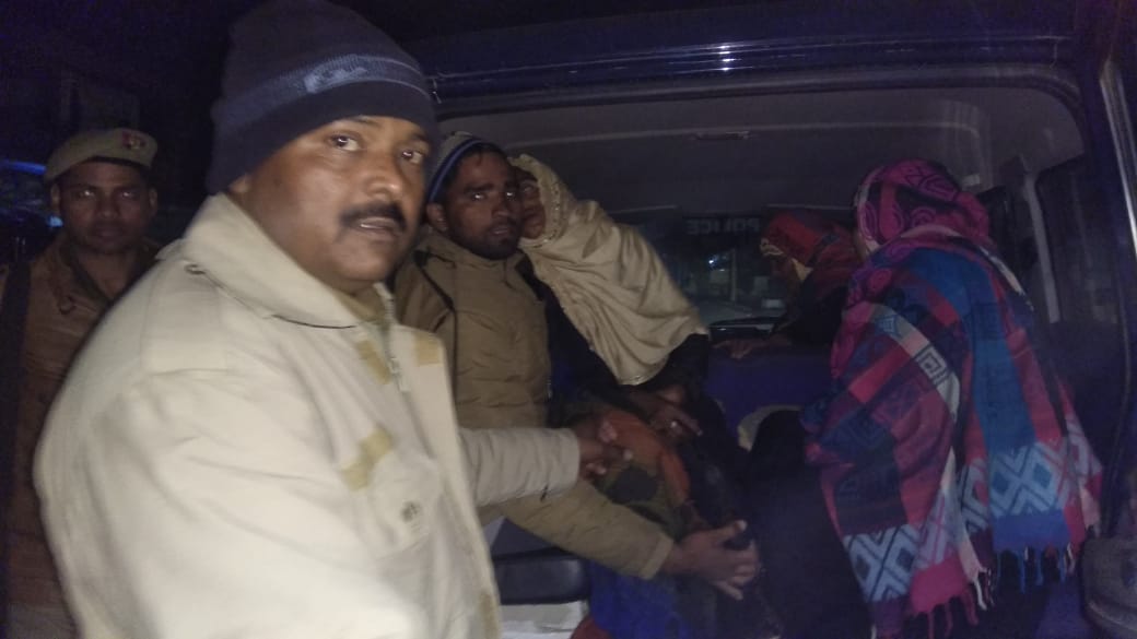 सड़क के किनारे लगे बिजली के खंभे राहगीरो के लिए साबित हो रहे खतरा 