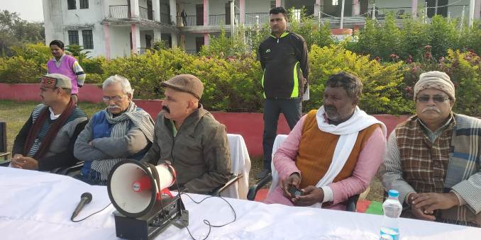 अनुमंडल मुख्यालय कोशी नदी कटाव से प्रभावित दर्जनों परिवारों के बीच जमीन का कागजात वितरण किया गया