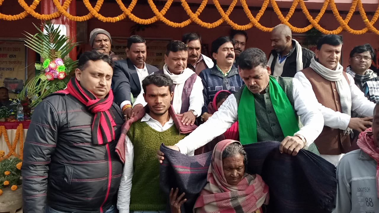 भागलपुर-अतिथि ब्रिक्स के द्वारा गरीब असहाय लोगों के बीच कंबल वितरित किया गया। 