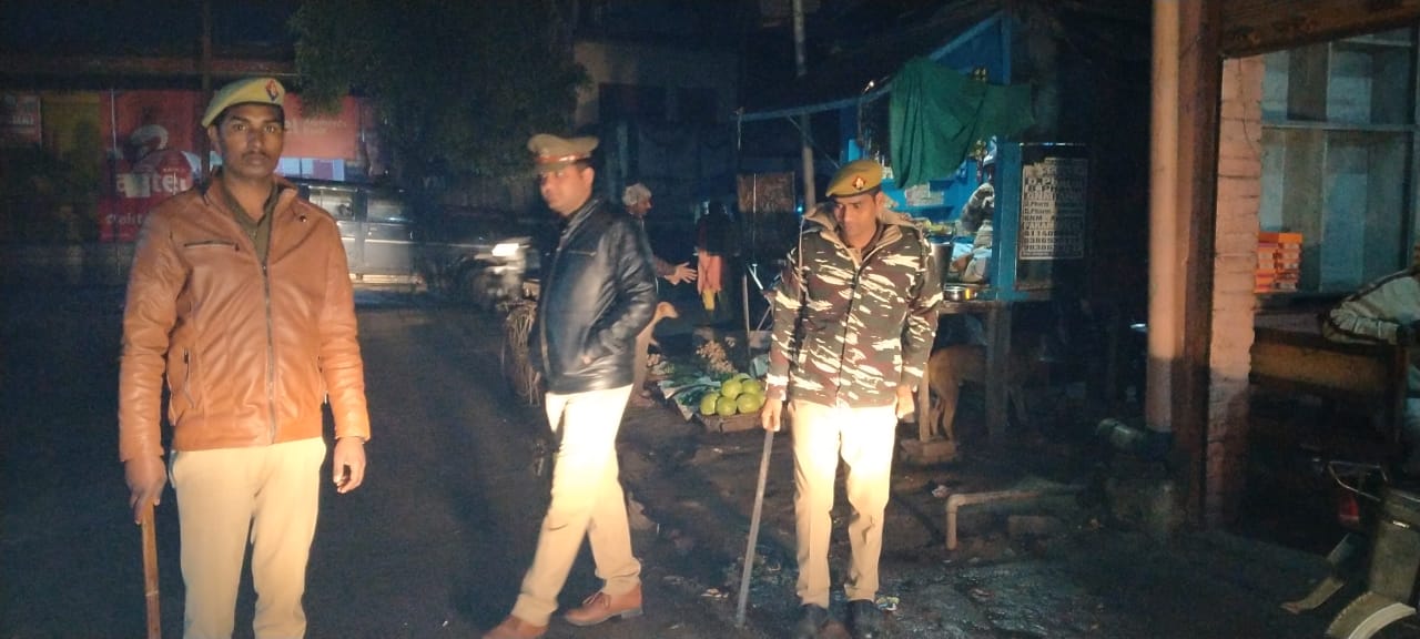 पुलिस चाैकी प्रभारी अनेक पाल सिंह सहित पुलिस कर्मियों के साथ पैदल गश्त किया*