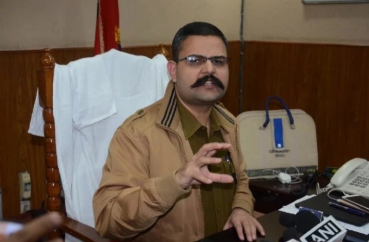 नोएडा एसएसपी वैभव कृष्ण पर गिरी मुख्यमंत्री योगी की गाज, निलंबित किया