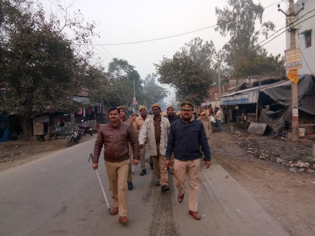 पुलिस ने की पैदल गस्त 
