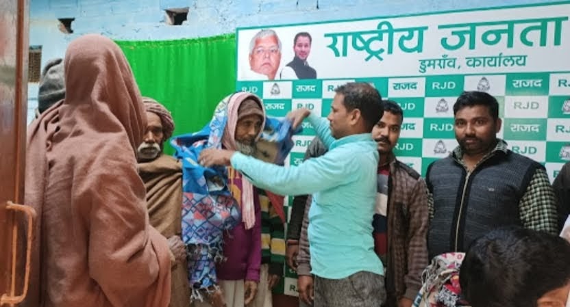 शॉल वितरित कर राजद कार्यकर्ताओं ने लालू यादव की रिहाई के लिए की दुआ