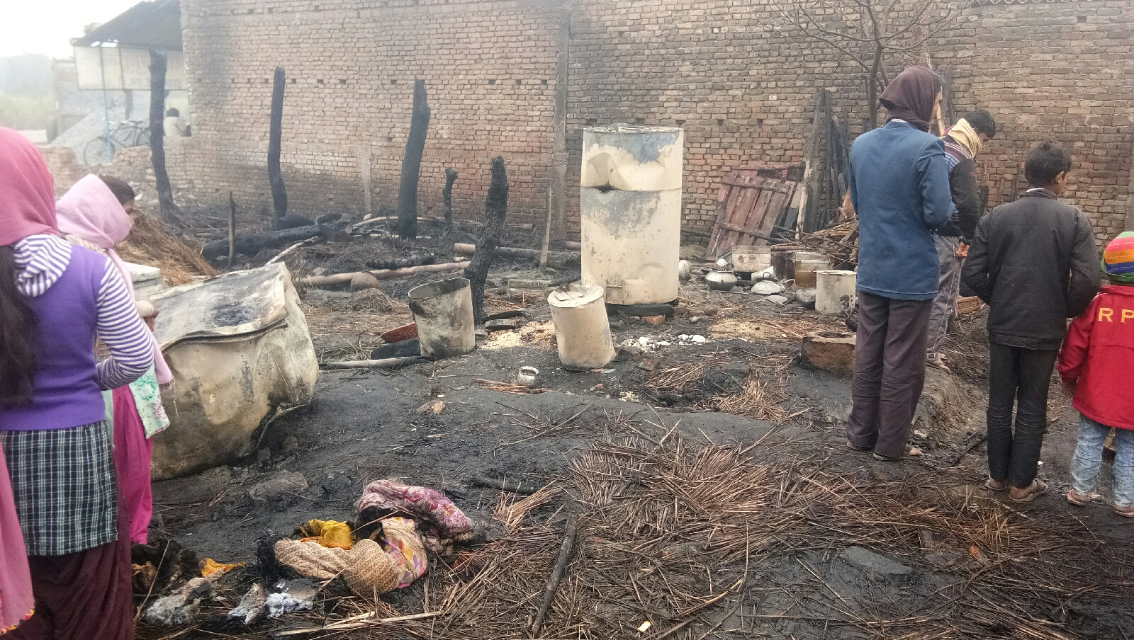 बगहा :- बिजली की सॉर्ट सर्किट से लगी आग तीन घर जल कर हुवा राख में तब्दील।