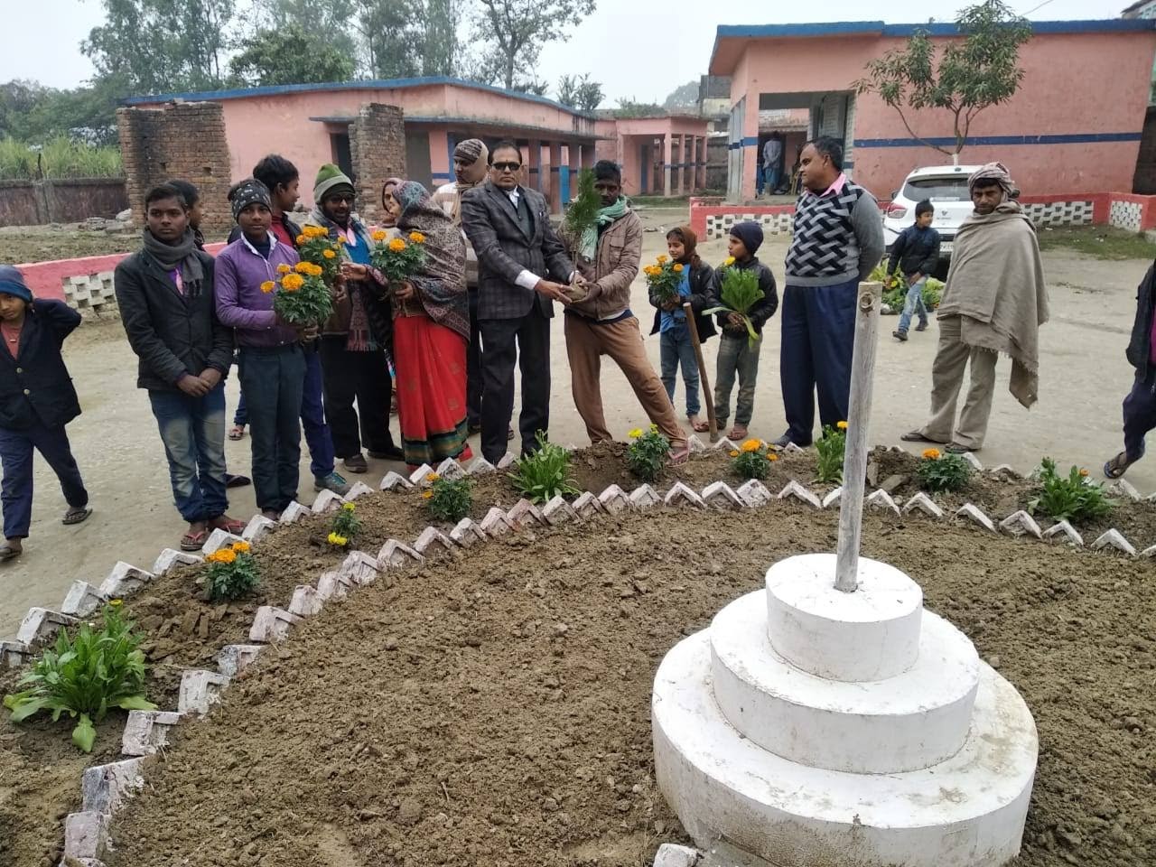 बरिअरवा राजकिय मध्य विद्यालय  में जल जीवन हरियाली कार्यक्रम के तहत वृक्षारोपण किया गया