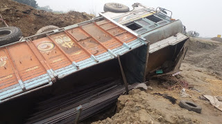 कोहरे के कारण ट्रक गिरा  गड्ढे में बाल-बाल बचा ड्राइवर
