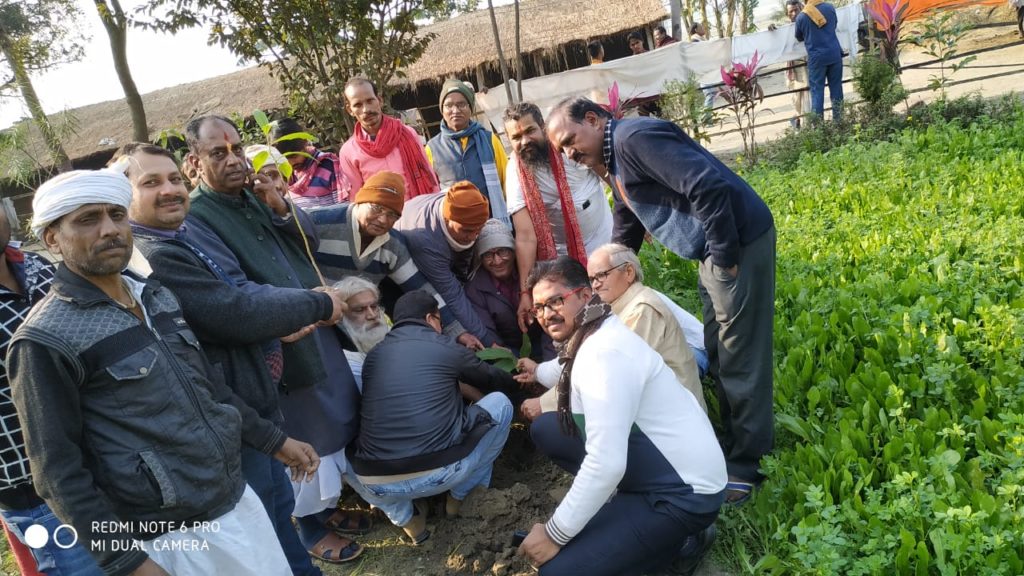 नैतिक जागरण मंच मकर संक्रांति के अवसर पर पौधारोपण कर पर्यावरण संरक्षण का दिया संदेश।