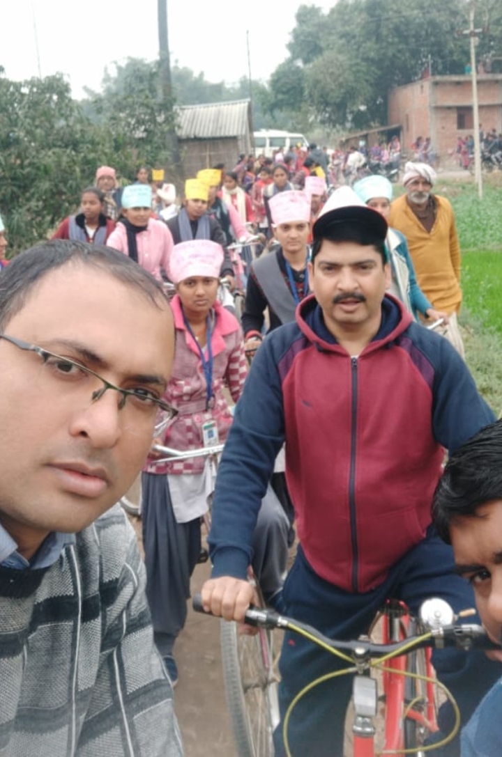 भितहां बीडीओ ने छात्रों के साथ साइकिल रैली निकाल मानव श्रींखला में भाग लेने के लिए किया प्रेरित