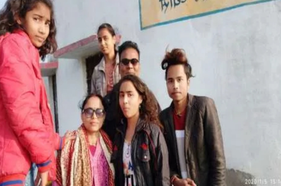 मुंगेर में एक शख्स ने अपनी मां, पत्नी और तीन बेटियों की गला दबाकर हत्या कर दी. इसके बाद वो जाकर छत से कूद गया
