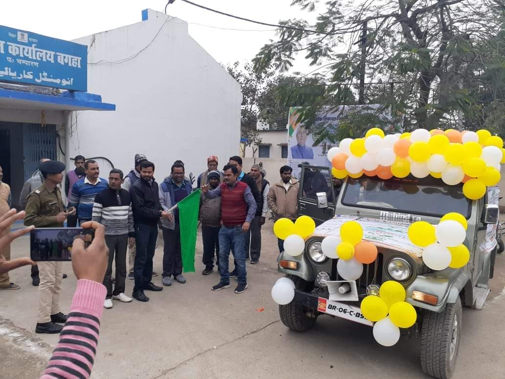 जागरूकता रथ को एसडीएम ने हरी झंडी दिखाकर किया रवाना।