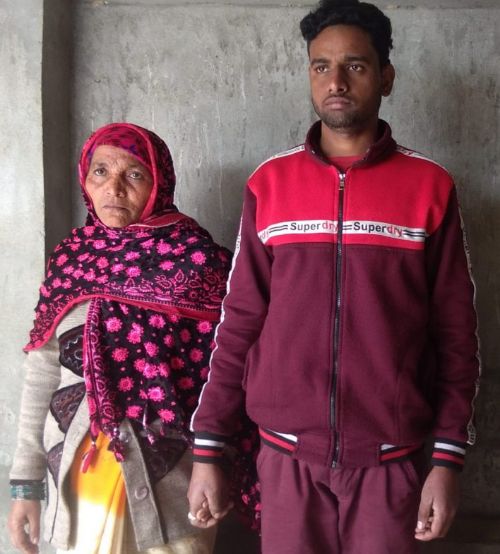 रामपुर जिला कि 60 वर्षीय महिला को चढ़ा प्यार का नशा, 20 वर्षीय युवक के संग लिए सात फेरे।