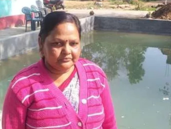 गांव की महिलाओं को स्वास्थ्य सेवा के लिए मदद भी करती हैं शारदा.
