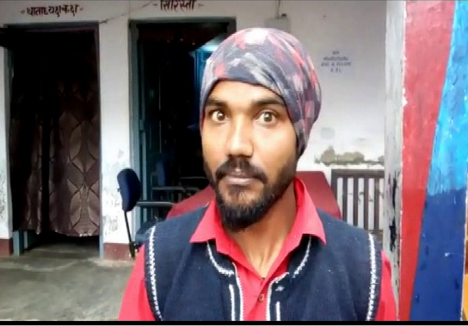 बिहार के दरभंगा में एयरफोर्स स्टेशन की फोटोग्राफी और वीडियोग्राफी करते हुए संदिग्ध युवक को गिरफ्तार किया गया 