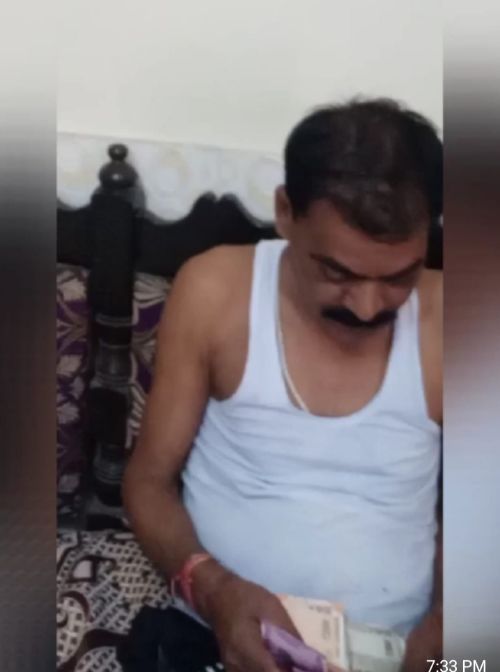 बिजनौर लेखपाल की रिश्वत लेते वीडियो वायरल।