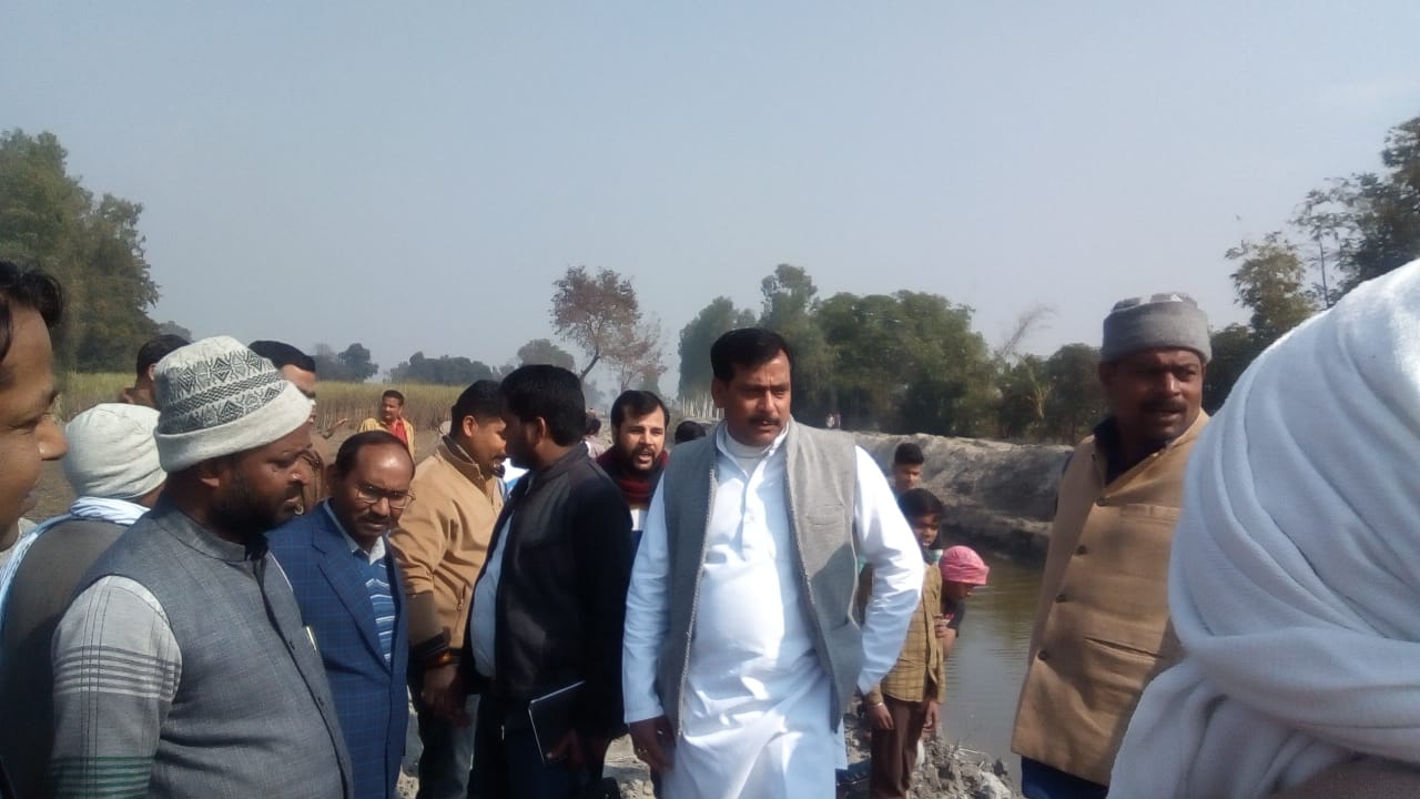 गंदे नाले नालियों का निरीक्षण करने पहुंचे सदर विधायक