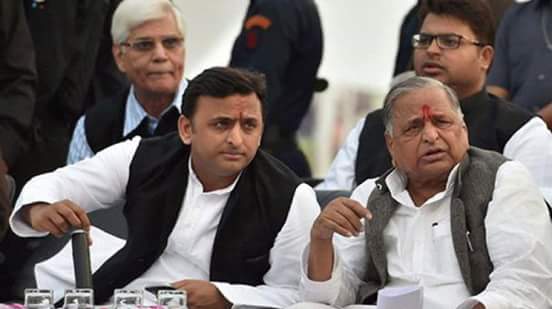 अध्यक्ष बनने के बाद अखिलेश यादव मुलायम सिंह यादव से मुलाकात करने उनके आवास पहुंचे