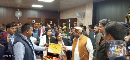 बहराइच नेशनल मोबाइल यूनिट सामुदायिक स्वास्थ्य केंद्र फखरपुर द्वारा आयुष्मान भारत के गोल्डेन कार्ड निर्माण एवं स्वास्थ्य शिविर का हुआआयोजन।