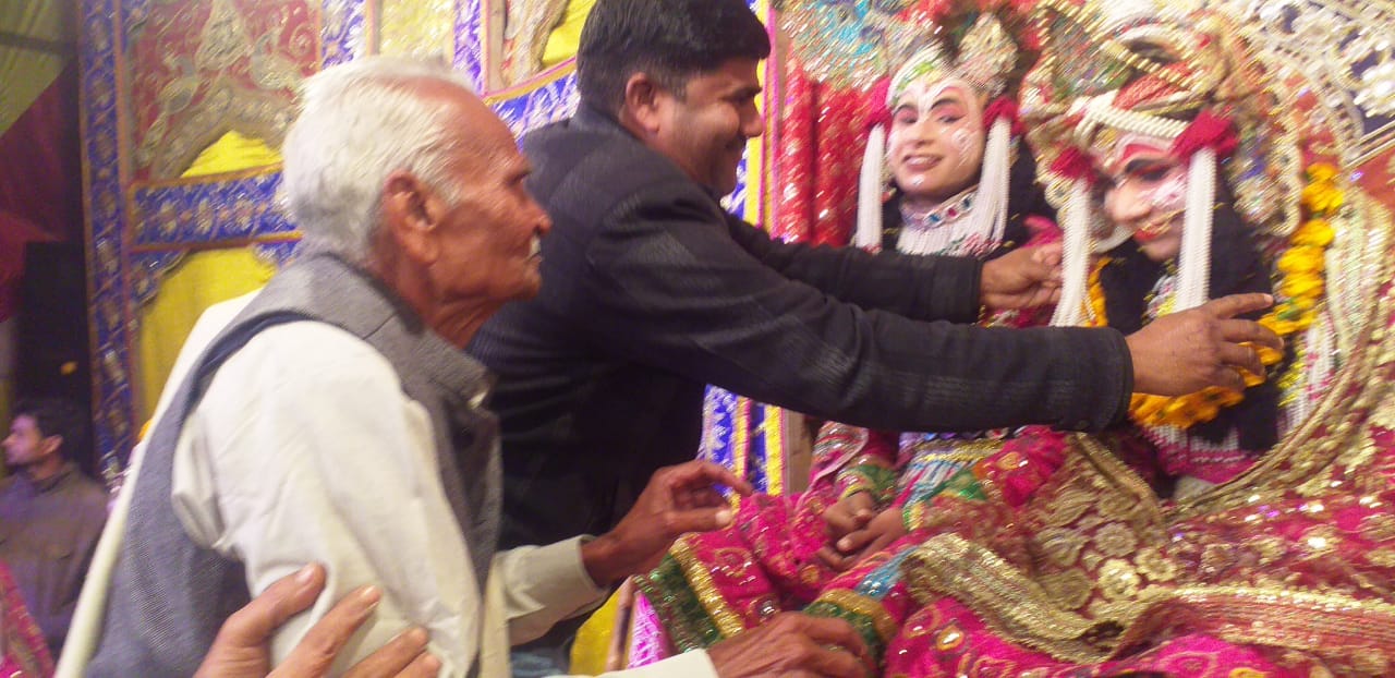 धनुष यज्ञ महोत्सव श्री राधा कृष्ण की झांकी विधि विधान से पूजन अर्चन आरती मेला का आयोजन