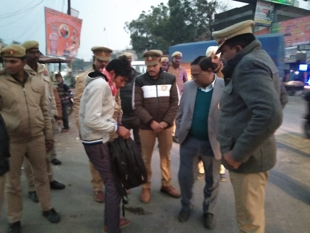 गणतंत्र दिवस की पूर्व संध्या नगर पंचायत निघासन में सुरक्षा व् दल बल के साथ कोतवाल दीपक शुक्ला एसडी ओपी गुप्ता