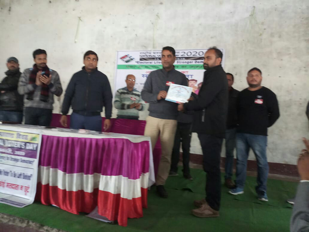बगहा:-मतदाता दिवस के अवसर पर उत्कृष्ट कार्य करने वाले बी0 एल0 ओ0 हुए समान्नित।