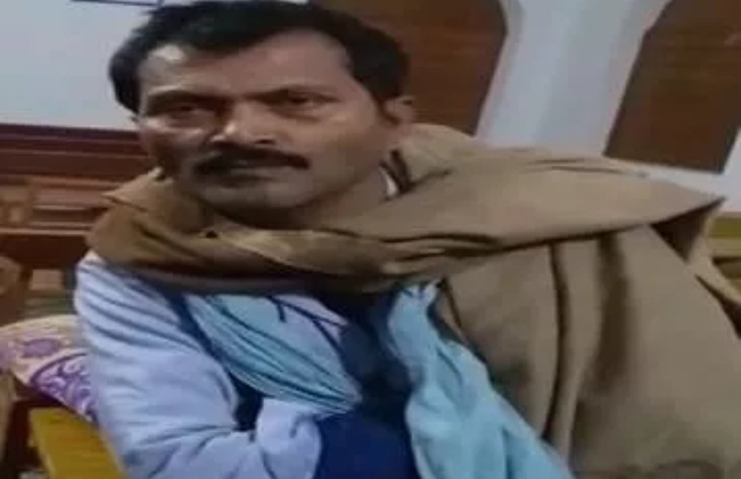 स्कूल में चपरासी ने की मासूम से रेप की कोशिश, आसपास खेल रहे युवकों ने बचाई जानआरोपी चपरासी लड़की को गणतंत्र दिवस की झांकी दिखाने के नाम पर स्कूल में लाया 