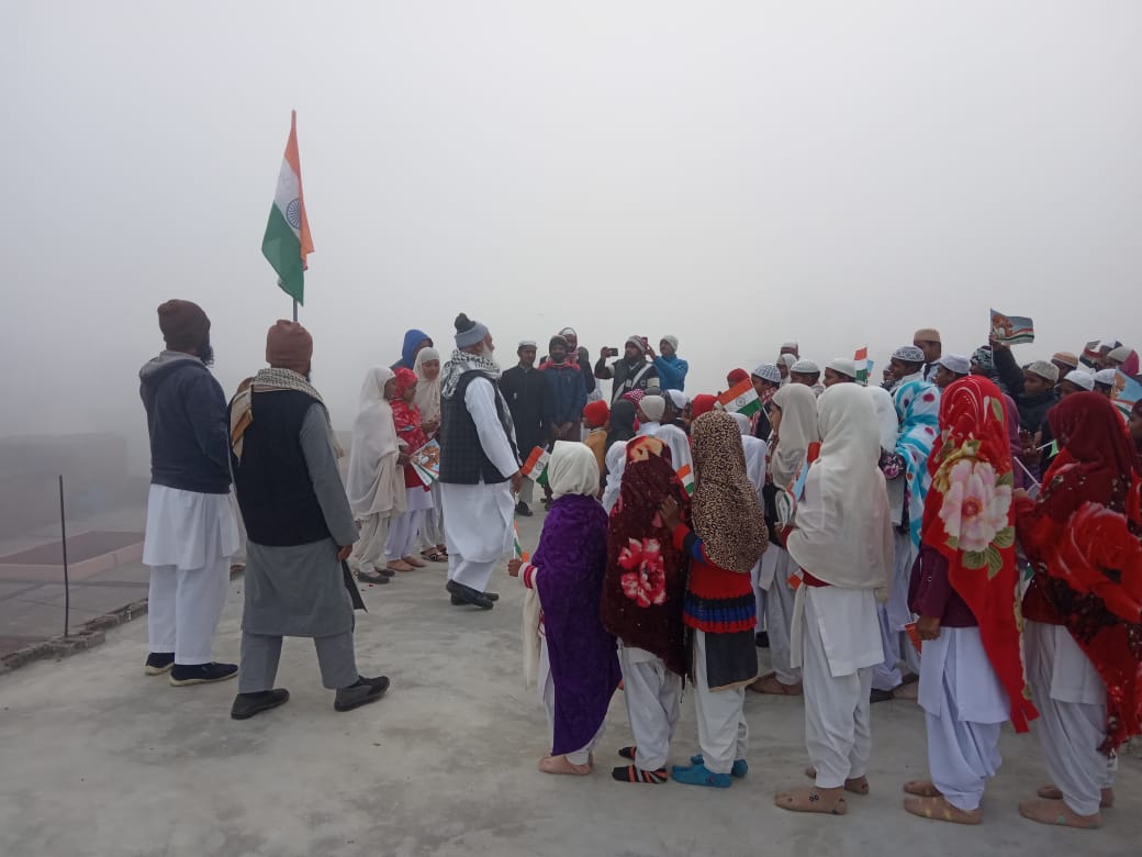 तिकुनिया में तिरंगा झंडा फहराया गया
