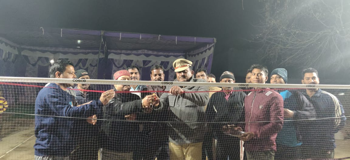 बैडमिंटन टूर्नामेंट का शुभारंभ कोतवाली प्रभारी दीपक शुक्ला के द्वारा किया गया
